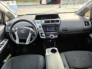 Toyota Prius v foto 6