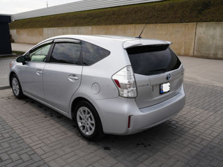 Toyota Prius v foto 4