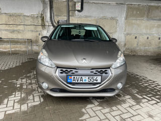 Peugeot 208 foto 2