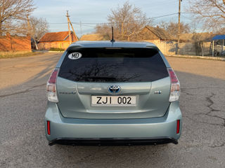 Toyota Prius v foto 6