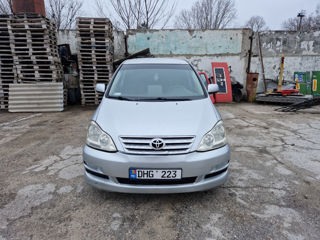 Toyota Avensis Verso фото 0