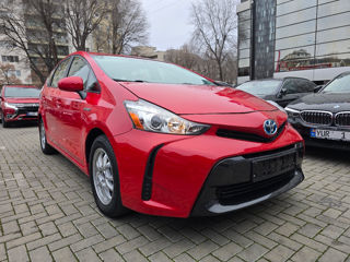 Toyota Prius v foto 2