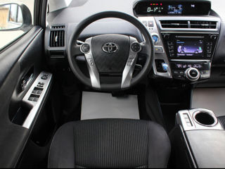 Toyota Prius v foto 9