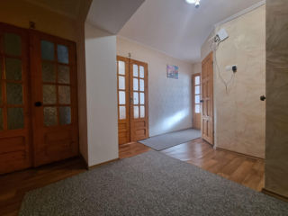 Apartament cu 2 camere, 70 m², Botanica, Chișinău foto 2