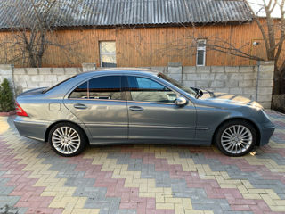 Mercedes C-Class foto 2