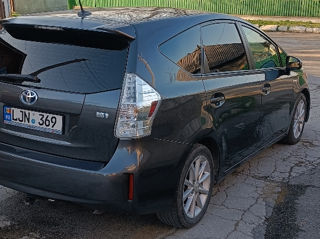 Toyota Prius v foto 8