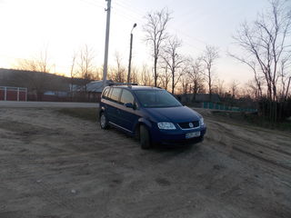 Volkswagen Touran foto 2