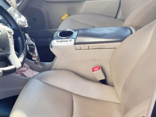 Toyota Prius v foto 3