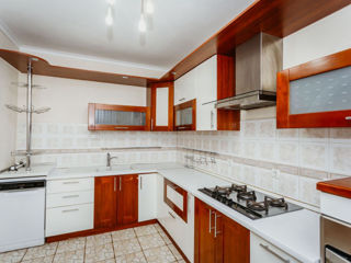 Apartament cu 4 camere, 220 m², Buiucani, Chișinău foto 2
