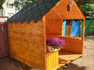 Căsuța din lemn pentru terenuri de joacă la grădiniță foto 3