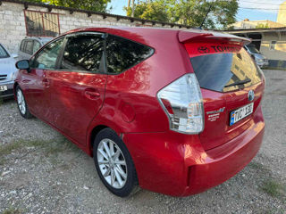 Toyota Prius v foto 4