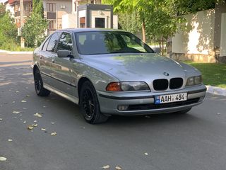 BMW 5 Series foto 2