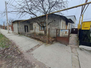 Se vinde jumate de casa cu 3 odai 57m2 camere trecatoare ,bloc sanitar, beci ,incalzire autonoma Gaz