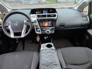 Toyota Prius v foto 6