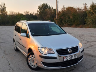 Volkswagen Touran foto 1