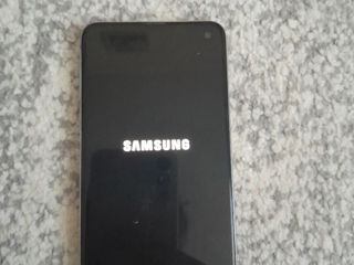 Samsung s10e pe o tabletă foto 6