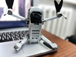 De vânzare: Dronă DJI Mini 2 Fly More Combo – Stare ideală! фото 0