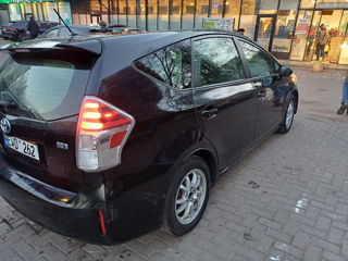 Toyota Prius v foto 7