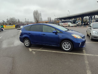 Toyota Prius v foto 3