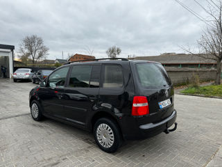 Volkswagen Touran foto 4