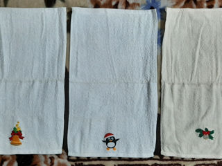 Три новых махровых полотенца (2 белых + 1 бежевый). За всё 75 лей. Размеры: 28 см х 50 см.
