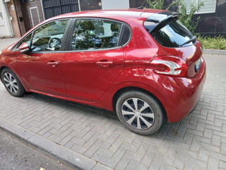 Peugeot 208 foto 2