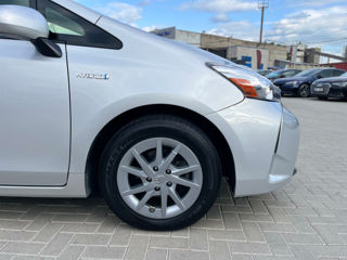 Toyota Prius v foto 14