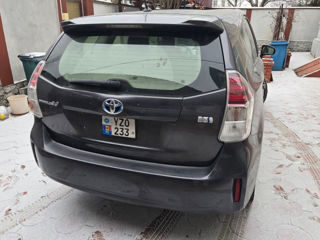 Toyota Prius v foto 3