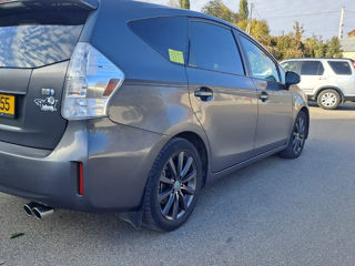 Toyota Prius v foto 4