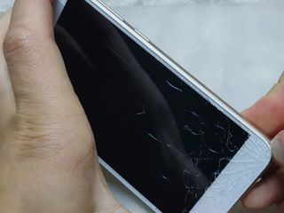 Xiaomi RedMi 5A Ecranul este crăpat – adă-l la reparat! foto 1