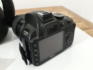 De vânzare aparatul de fotografiat Nikon D3100 lentila 15-88 foto 2