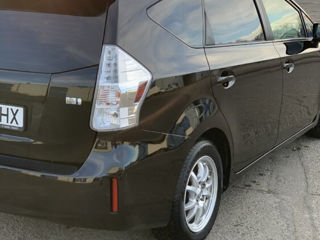 Toyota Prius v foto 8