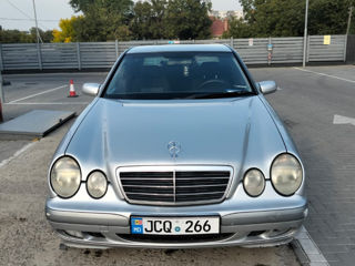 Mercedes E-Class foto 1