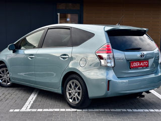 Toyota Prius v foto 6