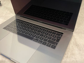 MacBook Pro (15-inch, 2017) / 2.8GHz/16 RAM/Radeon Pro 555/256GB foto 2