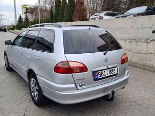 Toyota Avensis foto 4