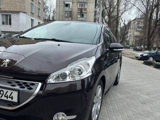 Peugeot 208 foto 2