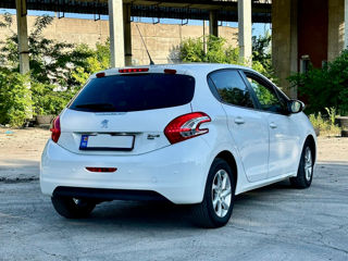 Peugeot 208 foto 2