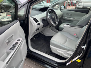 Toyota Prius v foto 7