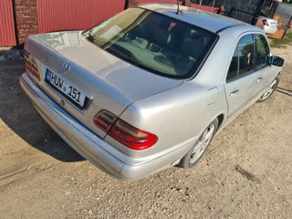 Mercedes E-Class foto 1