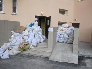 Вывоз мусора - поднятие стройматериалов на этаж. Exportăm resturi de construcție