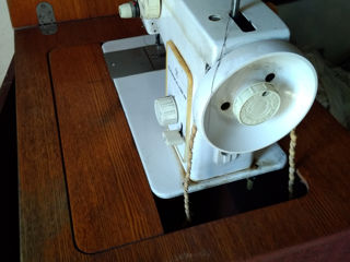 Швейная  машинка "Чайка 132М", ножная с тумбой. В очень хорошем рабочем состоянии. foto 2