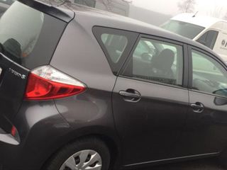 Toyota Verso-S foto 2