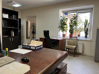 Camere separate (130m2) de inchiriat intr-o cladire de birouri, in centru, str. A. Sciusev- B.Bodoni