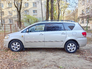 Toyota Avensis Verso foto 8