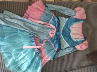 Продам костюм феи Винкс 6-7 лет и костюм горошинки для девочки 4-5 лет