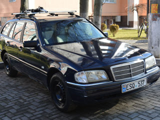 Mercedes C-Class foto 2