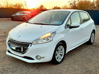 Peugeot 208 foto 2