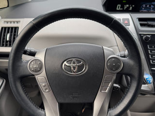 Toyota Prius v foto 7