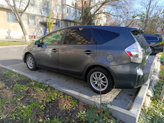 Toyota Prius v foto 4